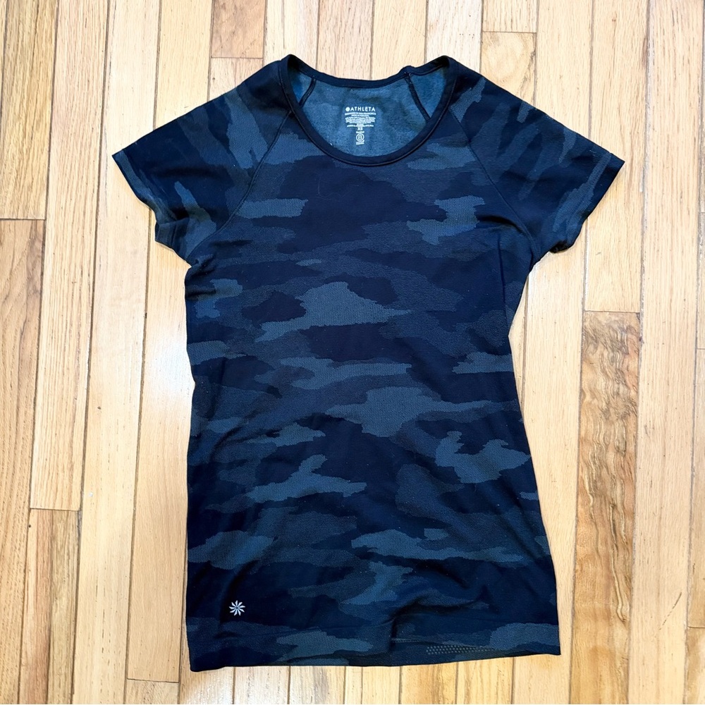 Athleta Momentum t shirt xs camo